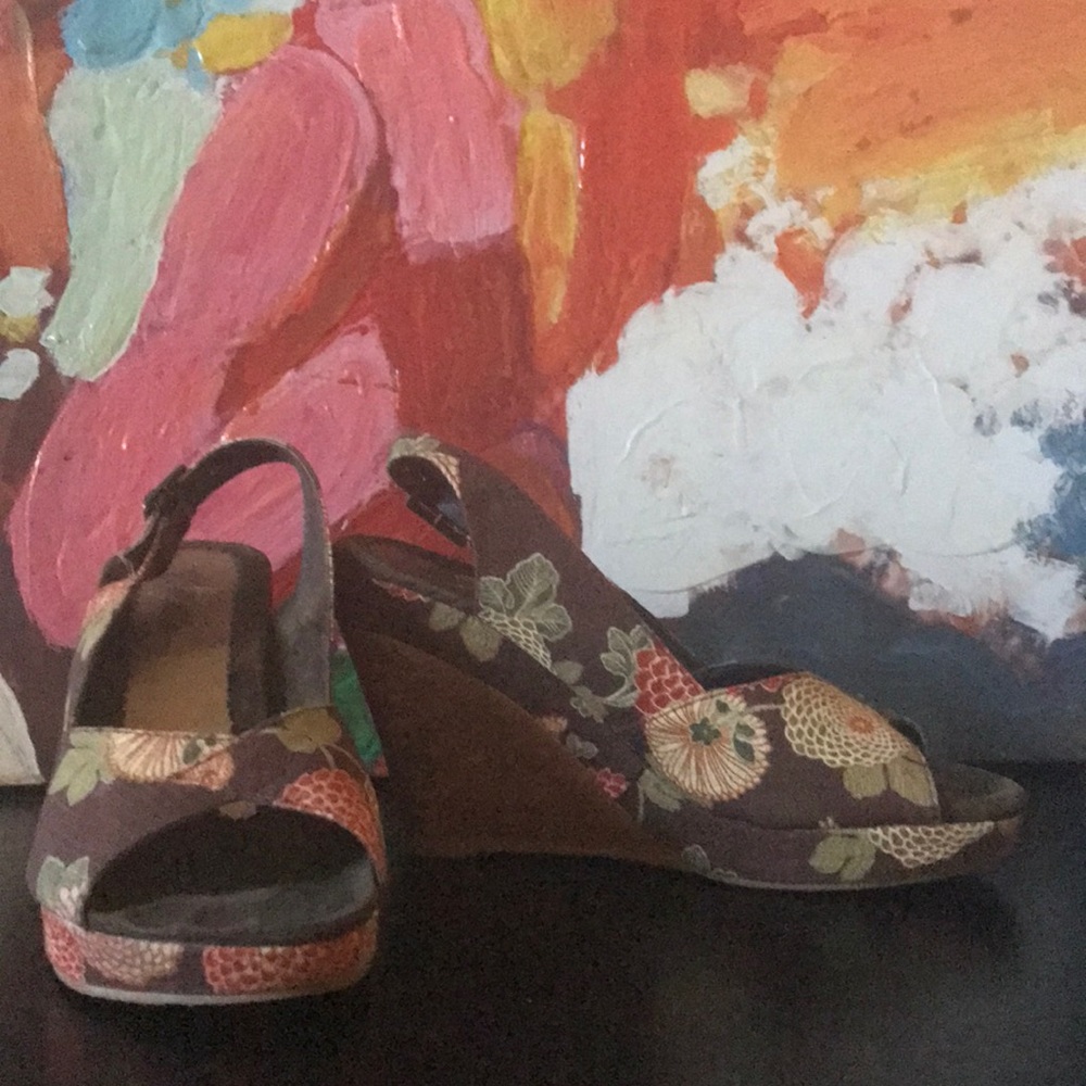 Volatile Misty Foilage Sandal with strap - size 8